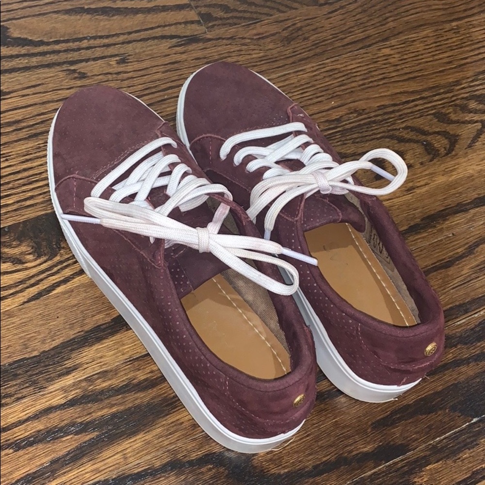 KAANAS burgundy sneaker